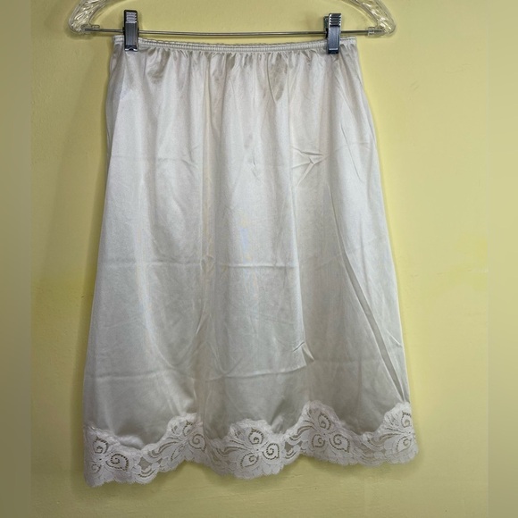 Bali Ivory Half Slip Lace Bottom Hem Size Medium - Picture 1 of 6